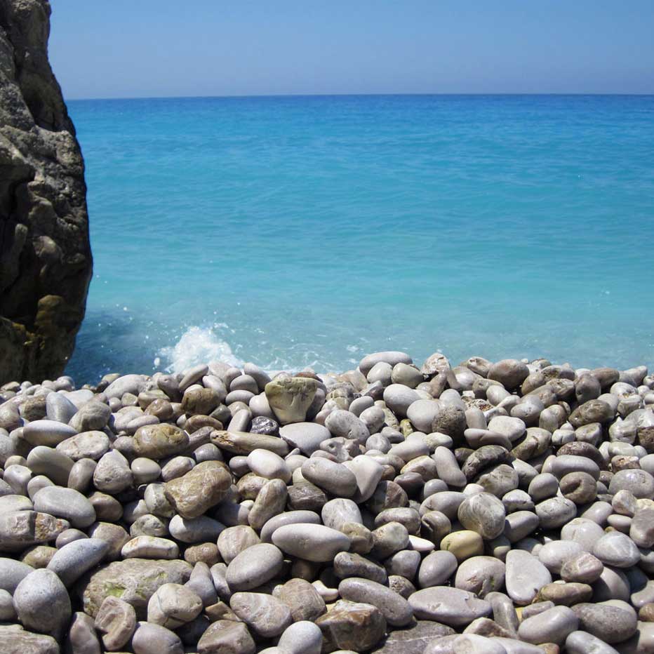 pebble-beach-and-sea-932x932